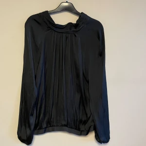 Svart blus  - Svart blus med krage 
