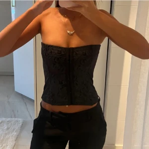 Korsett topp - Säljer en svart korsett från maidenform. Aldrig använd. Nypris 449.💕