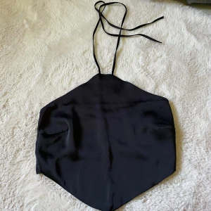 Svart festtopp i silke  - Jättefin festtopp i silke, storlek M men passar en S också. Jättefint skick🩷