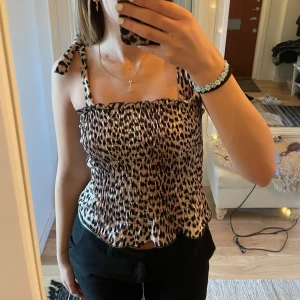 Ginatricot topp leopard  - Topp från ginatricot i leopard mönster, helt slutsåld! Nyskick. Det är storlek L på toppen men passar mig bra som har xs/s. Skulle säga att den sitter som en S/M