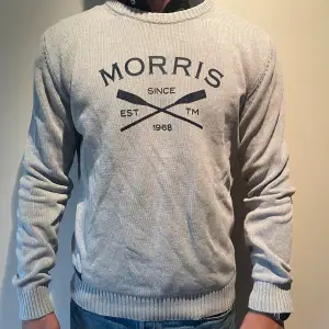 Säljer nu en otroligt snygg tröja från märket Morris. Denna tröja är i storlek XL men sitter som en L. Personen på bilden är 186cm. Den är i bra skick utan defekter.   Mitt pris: 499kr