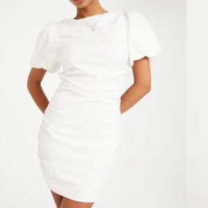 Studentklänning  - Studentklänning från Nelly, helt ny 