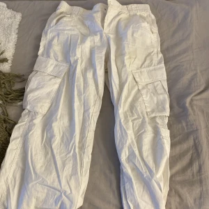 Vit Cargo byxor fin  - Fin vit cargobyxor lite genomskinlig beror på hur din kropp e annars jätte fin 💕