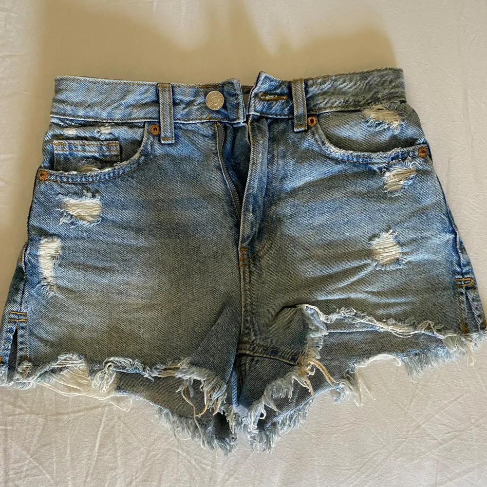 Såå fina jeans shorts som passar perfekt till sommaren. Shortsen är använda många gånger men har ett riktigt fint skick. Hör av er vid köp, frågor eller funderingar⚡️🩷. Shorts.