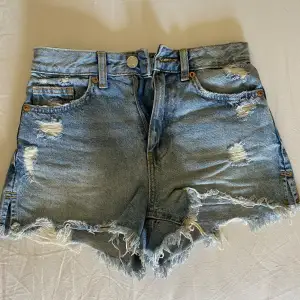 Såå fina jeans shorts som passar perfekt till sommaren. Shortsen är använda många gånger men har ett riktigt fint skick. Hör av er vid köp, frågor eller funderingar⚡️🩷