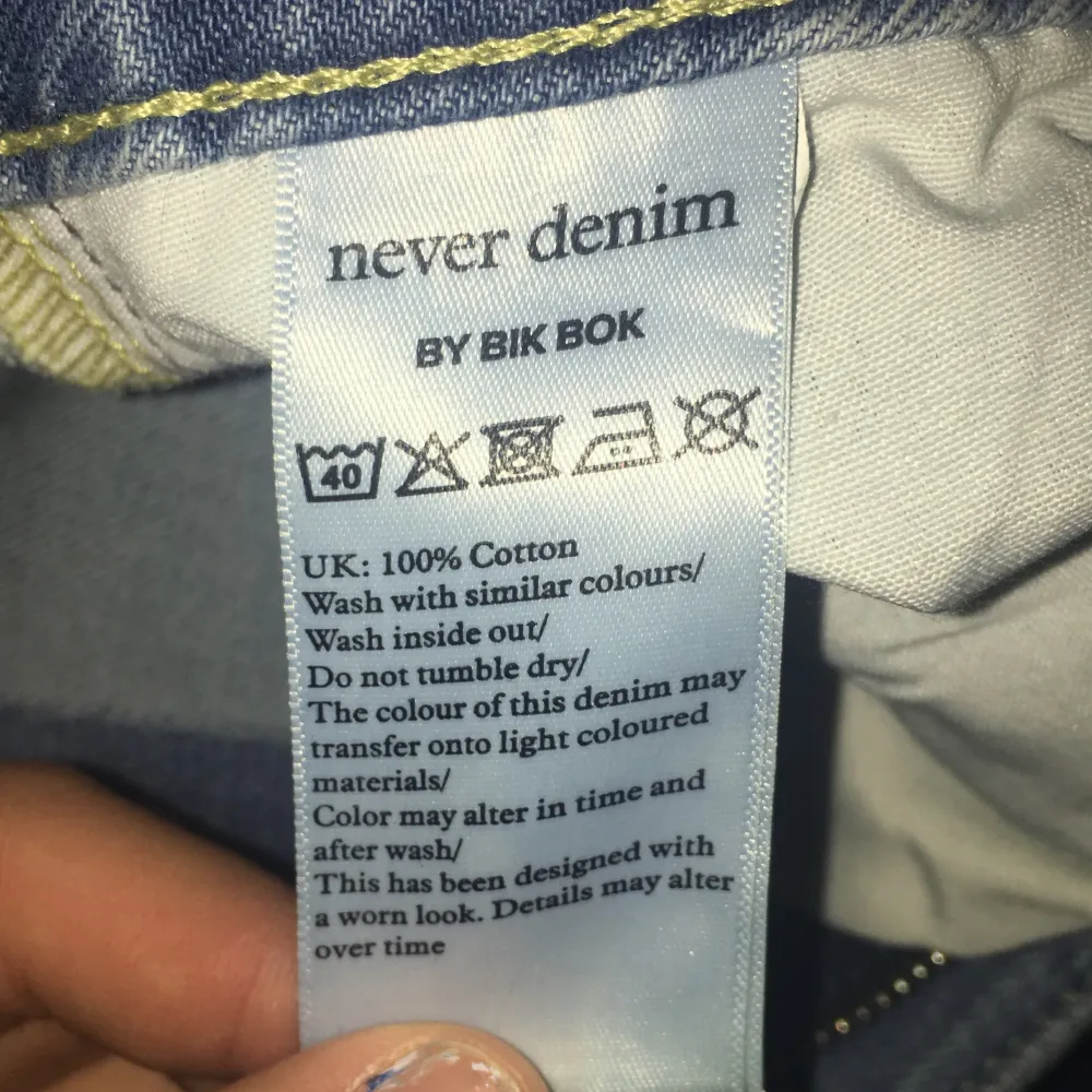 Säljer dessa fina jeansen från bikbok! stl 32 högmidjade! Och dem är väldigt korta på mej som är 161! Skulle nog säga att dem passar 157-158.. Jeans & Byxor.