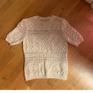 Zara vit t-shirt - Somrig t-shirt från zara, endast använd max 2 ggr. Kontakta vid frågor🙌🏼🤗