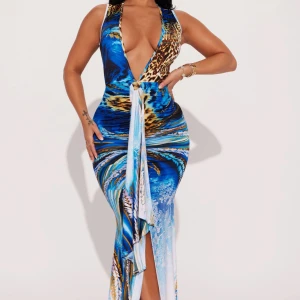 Fashion Nova  - Jätte fin klänning från fashion Nova och är slutsåld på hemsidan, aldrig använd då jag tog för liten storlek . Dragkedja där bak och har jätte fint material💙