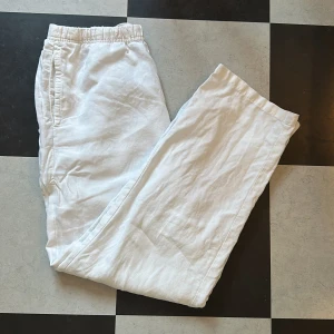 Weekday linne byxor - Säljer dessa feta linnebyxor, perfekta inför sommaren. Luftiga och sköna. Skriv vid frågor eller funderingar. Priset går att diskutera.