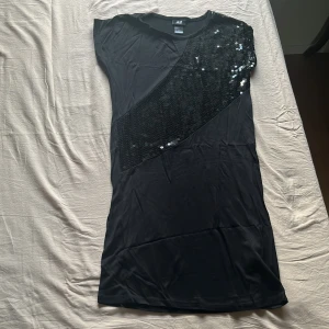 T-shirt med paletter - Svart t-shirtsklänning med paletter från H&M  Kan diskutera priset🫶