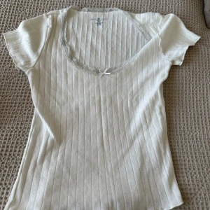 Spets t-shirt med uringning❤️ - Jätte fin och gullig topp från Brandy Melville som tyvärr inte kommer till användning längre, den är perfekt till våren och sommaren.