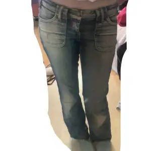 Jättecoola washed Y2k jeans med hjärt design på ena bakfickan från only jeans. Jag är 161cm lång kp för exakta mått!❤️