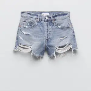Blåa jeans shorts från Zara i storlek 32, ny skick då de knappt är använda. 