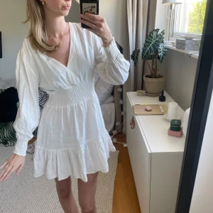 Vit klänning från zara  - En super fin klänning i linne från zara som inte kommer till användning längre. Endast använt få tal gånger💞🍓🫶🏼