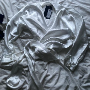 Vit blus i satin  - Oanvänd blus från Vero Moda. I storlek S❤️