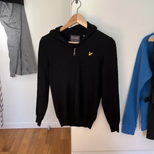Lyle n scott half zip - Skick 8/10 har använt den mycket men den har inga slitningar. Storlek small men passar xs
