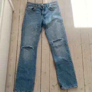 Fina Zara jeans med hål i stolek S/36💗