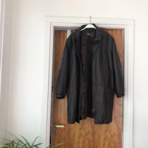 Skinnjacka - En jättenajs, brun skinnjacka. Baggy och perfekt till hösten. Oanvänd💋