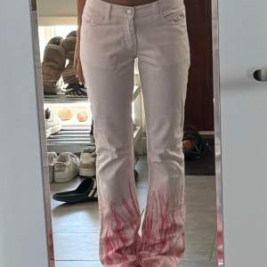 !!INTRESSEKOLL!!Superfina rosa jeans från Miss Sixty med mörkare rosa och glitter nertill🩷Jättefina till sommaren. Säljer endast vid bra bud!!