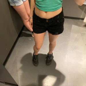 Lågmidjade shorts - Supersnygga shorts som tyvärr är lite stora på mig- jag har strl 34 vanligtvis