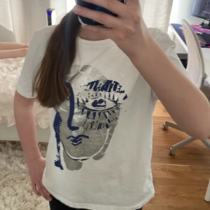 Zara tröja - T-shirt från Zara i jätte bra skick men har en rosa svag fläck som man ser på bild 3. Om man tänker bort fläcken så är skicket 10/10. Fläcken syns bara på närstående håll. Skriv privat för fler bilder och frågor💓
