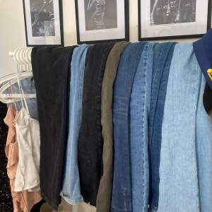 Ett par mörkblå midrise jeans ifrån märker Cj. Byxorna är i bra skick💞