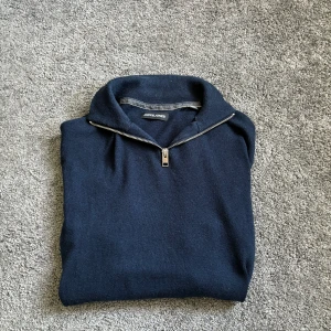 Half zip hoodie - Tjena, säljer nu min half zip hoodie. Den är i bra skick då jag använt den några gånger. Hör av dig om du har fler frågor😁