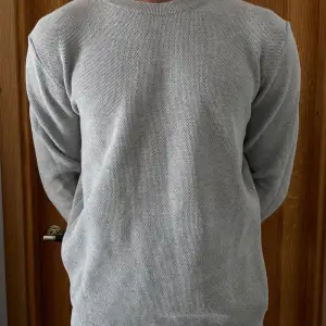 Säljer denna snygga nästan helt oanvända tröja då den är lite för stor (185cm & 80kg). Skick 10/10, storlek L och pris 199kr. Har du frågor är det bara att skriva! 🤙