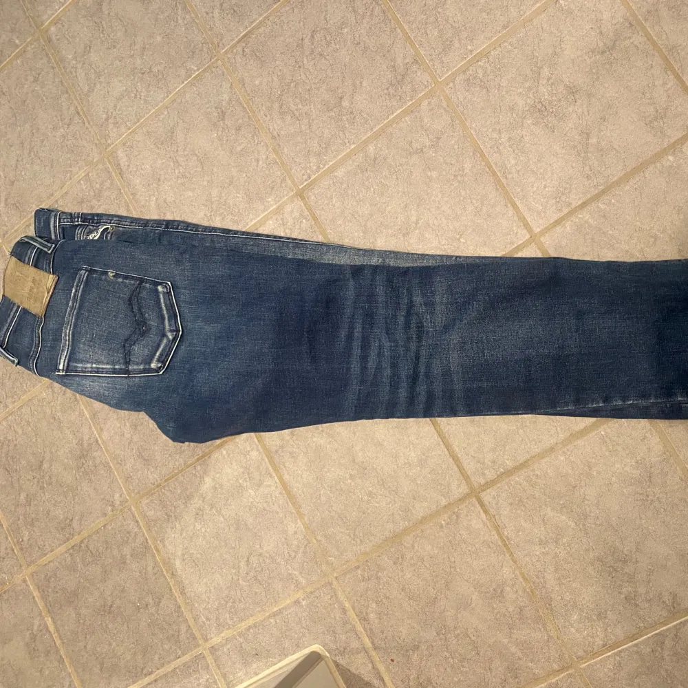 Tja säljer nu mina replay anbass som jag köpte om då dom inte passade Skick 9/10 inga defekter  Hör av er för mer frågor . Jeans & Byxor.