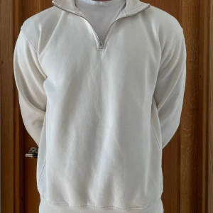 Vit halfzip tröja  - Säljer denna sjukt snygga halfzip från Zara som jag aldrig använder för att jag har en annan. Skick 9/10 och storlek M, sitter bra på mig (185 & 80kg). Säljer för 249kr, har du frågor är det bara att skriva! 🤙