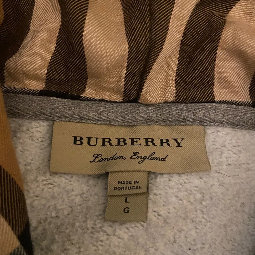 Burberry kofta i väldigt bra skick  Storlek L men passar M, skriv för filer bilder Priset går att diskutera . Hoodies.