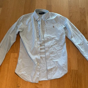 Ralph lauren skjorta  - Väldigt bra skick på skjortan  Slim fit  Säljer då den inte passa mig