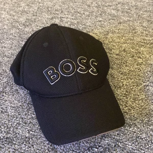 Boss keps  - Säljer min boss keps den är använd ganska mycket så säljer den för ganska billigt köpte den för 500 o tänker på att sälja den för 225kr