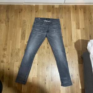 Säljer dessa sköna jeans i storlek 30/32 Skicket är helt okej då de är använd några gånger. Tveka inte på att höra av dig vid fler frågor👍🏼