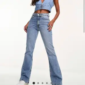 Ljusblå sköna jeans från Asos. Utsvängda Jeans  Helt ny, säljer i billigare pris  Petita storlek W25 längd 30, skulle säga xxs 
