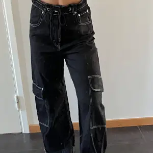 Ett par coola jeans från Weekday. Sömmen syns och det finns fickor på byxbenen, väldigt skönt när man har mycket att bära på😉