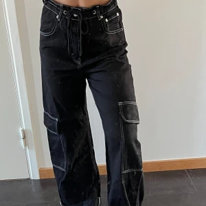 Svarta jeans - Ett par coola jeans från Weekday. Sömmen syns och det finns fickor på byxbenen, väldigt skönt när man har mycket att bära på😉