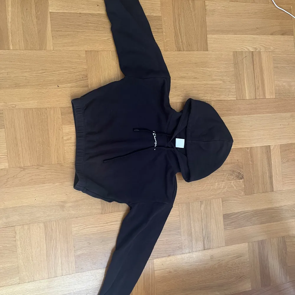 En croppad svart Champion hoodie i storlek S. Osliten och i gott skick👍 . Hoodies.