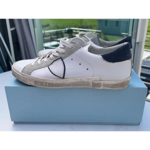 Philippe Model  - Jätte bra skick, använd väldigt lite. Blx och taggarna finns med men taggsen sitter inte på. Köpta på Cettire. Färgen slut där men ligger på 3700 på Miinto.  Inga byten!