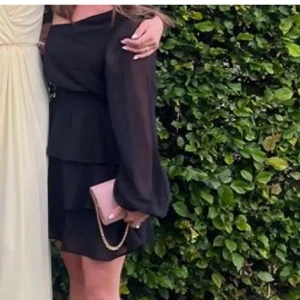 Svart volang klänning - Svart klänning från Gina tricot, storlek 34. Enbart använd en gång. Säljer för 399kr, inga defekter. Skriv för fler bilder eller frågor💕