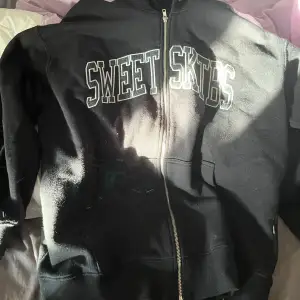 Sweet sktbs zip up hoodie köpt från junkyard, väldigt sällan använd och i nyskick. Storlek S men väldigt oversized och skulle säga mer M-L beroende på hur man vill att den ska passa, nypris 899kr