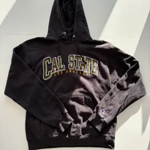 Säljer en superfin svart hoodie från Champion med Cal State tryck. Svart färg! Storlek S