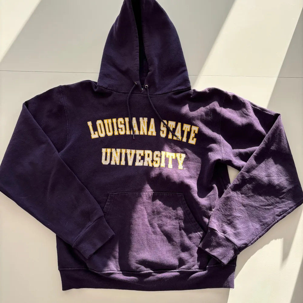 Säljer en superfin och trendig champion Lousiana State university vintage hoodie i lila färg. Storlek S.. Hoodies.