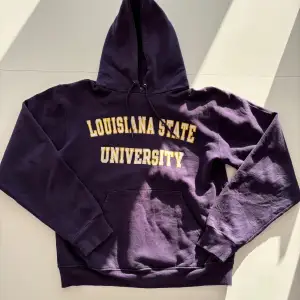 Säljer en superfin och trendig champion Lousiana State university vintage hoodie i lila färg. Storlek S.