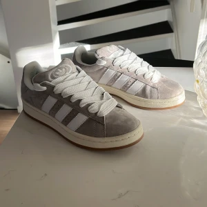 Adidas campus 00 - Säljer ett par addidas campus 00, använda 1 gång, köpt från Merchs Sweden. (Pris kan diskuteras) 