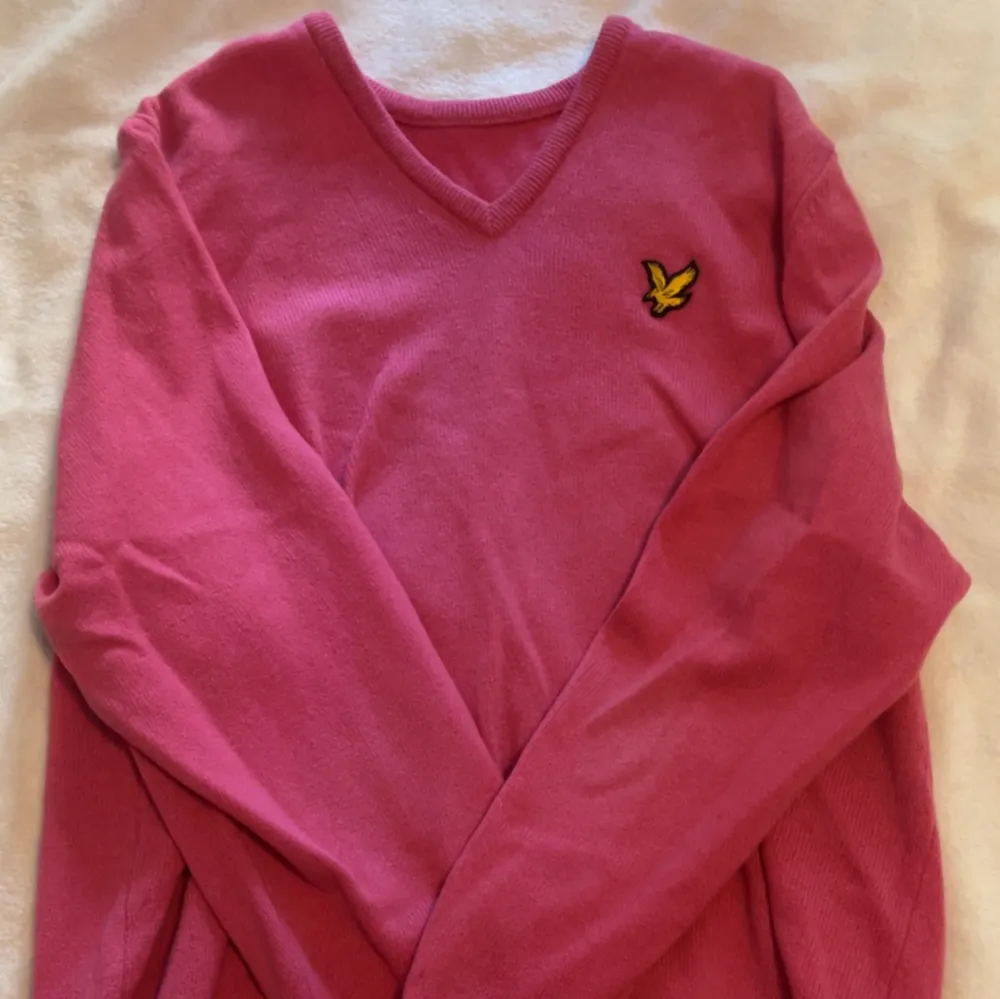 Jätte fin rosa långärmad tjock tröja från LYLE & SCOTT. Köpt för ca 500kr. . Tröjor & Koftor.