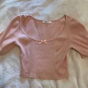 Tröja med rosett - Jätte söt rosa tröja med rosett och ”puffiga” armar