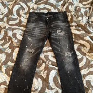 Ett par fräscha dsquared jeans 
