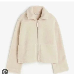 Teddyjacka hm - Säljer denna super fina teddyjackan då den inte riktigt kommer till användning🥰 Så fin och gosig och inte alldeles för varm så perfekt till små kyliga sommar kvällar  de är denna fast i mörkare 