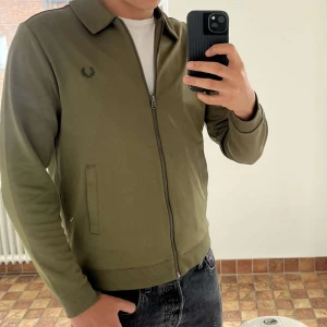 Fred perry tröja - Stilren och snygg overshirt/tröja från fred perry i perfekt skick! Orginalpris 1600kr. Skriv vid frågor eller funderingar🙌🙌 Han är 1,90